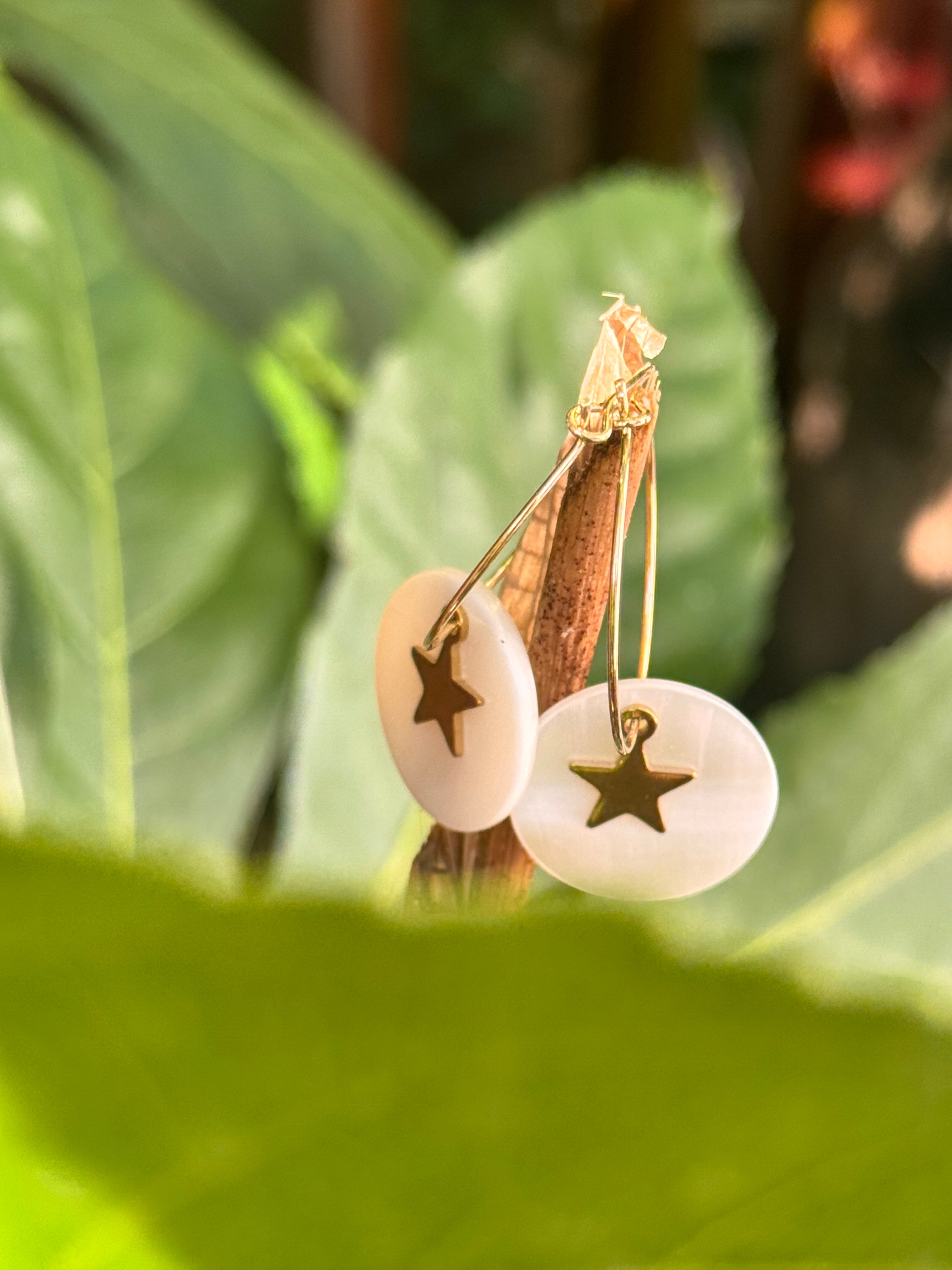 Boucles d’oreilles Alia – Perles coquillage & doré raffiné