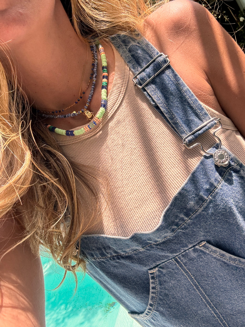 Idée layering : comment superposer 5 colliers sans fausse note
