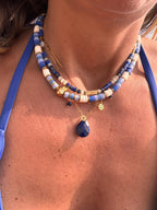Layering de colliers bleus