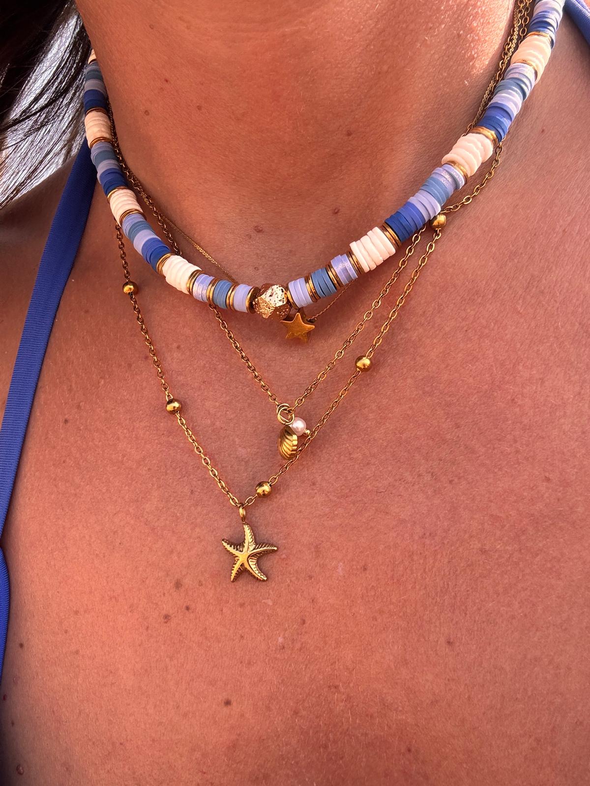 Layering de colliers bleus — perles heishi, étoile de mer et coquillage dorés