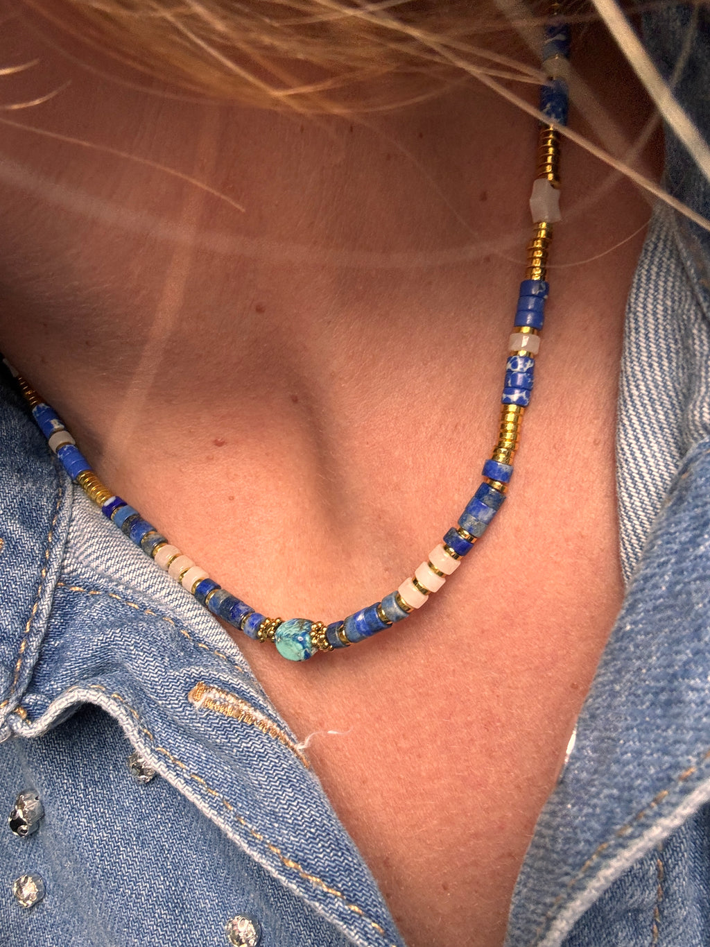 Perles heishi vert d'eau, lapis-lazuli et étoile de mer dorée