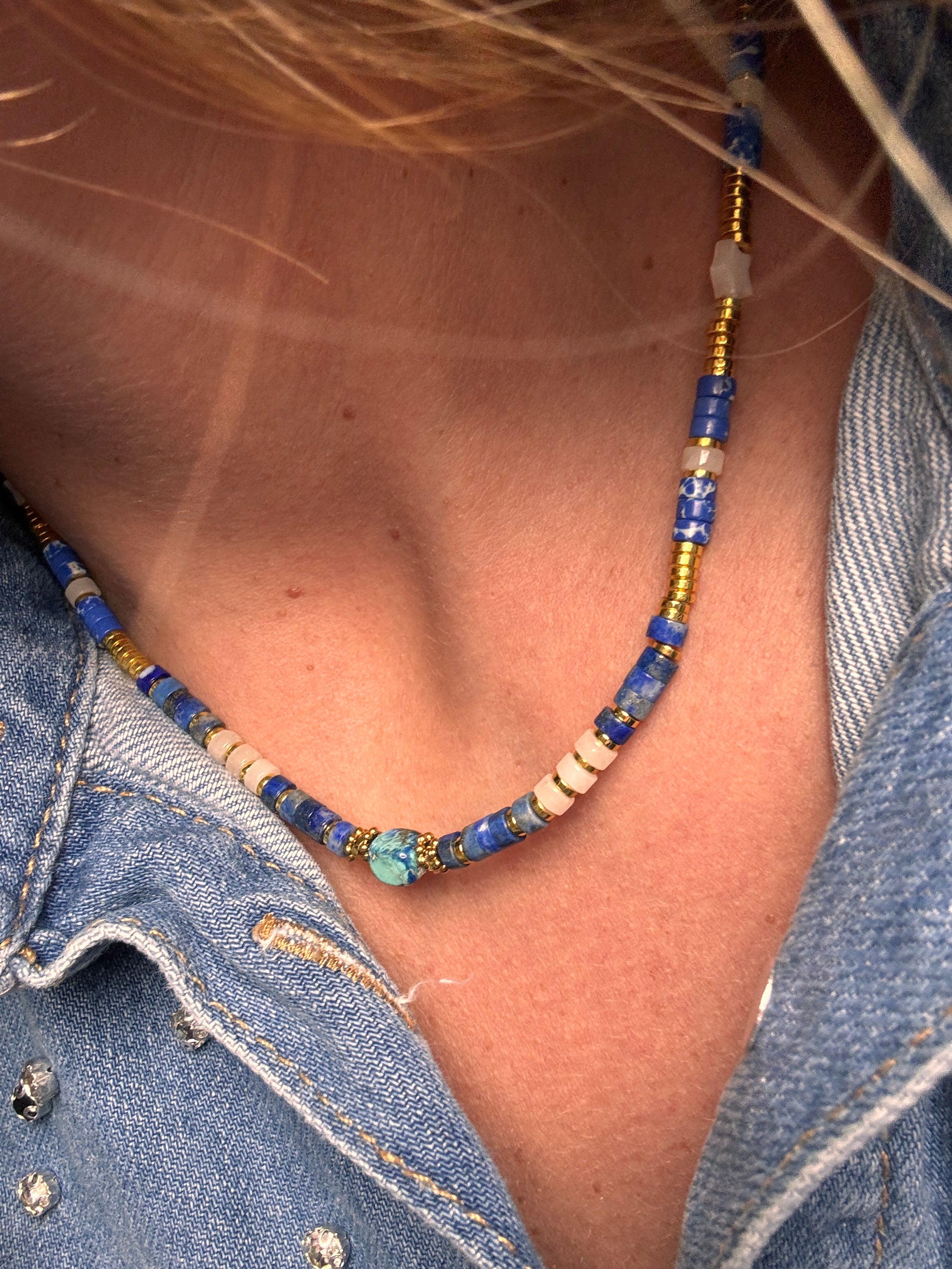 Perles heishi vert d'eau, lapis-lazuli et étoile de mer dorée