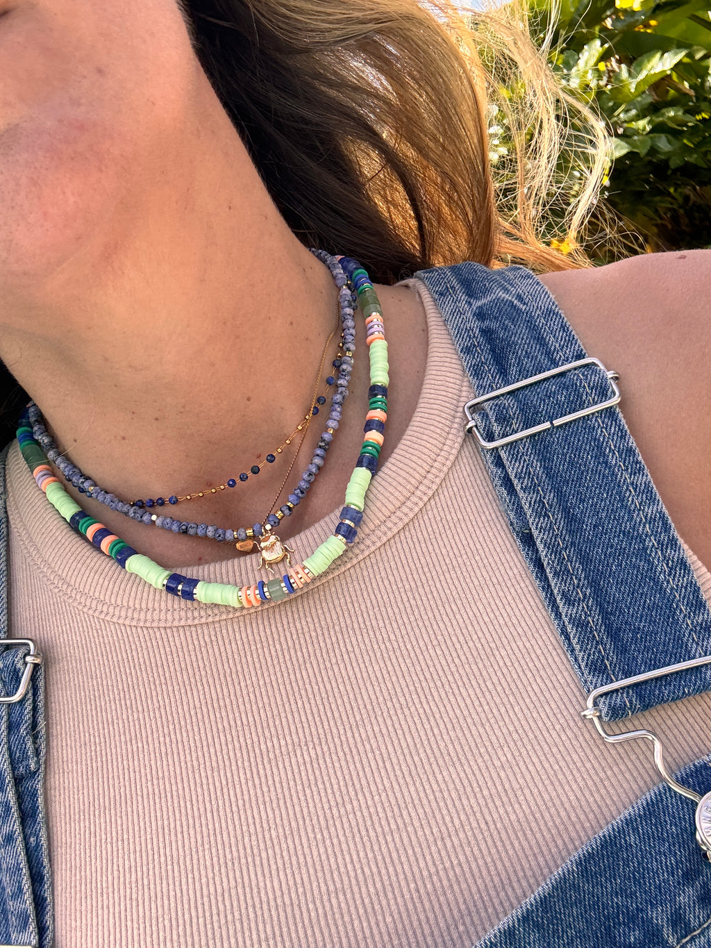 Superposition de colliers : le look plage bohème chic