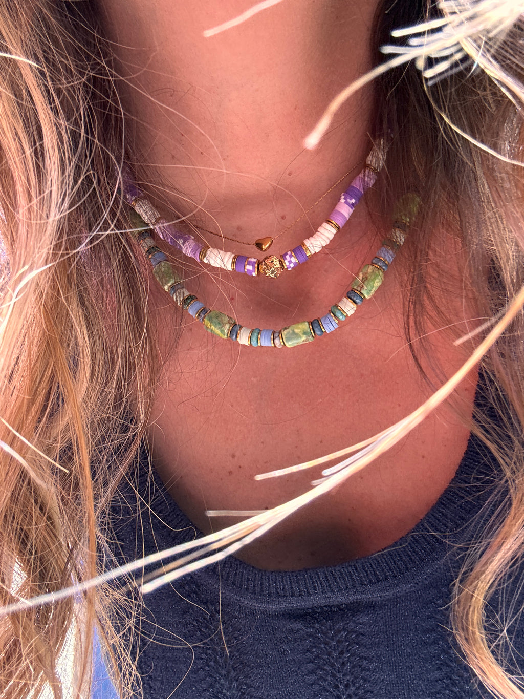  collier palma heishi ciolet et blanc coquillage maison iconic