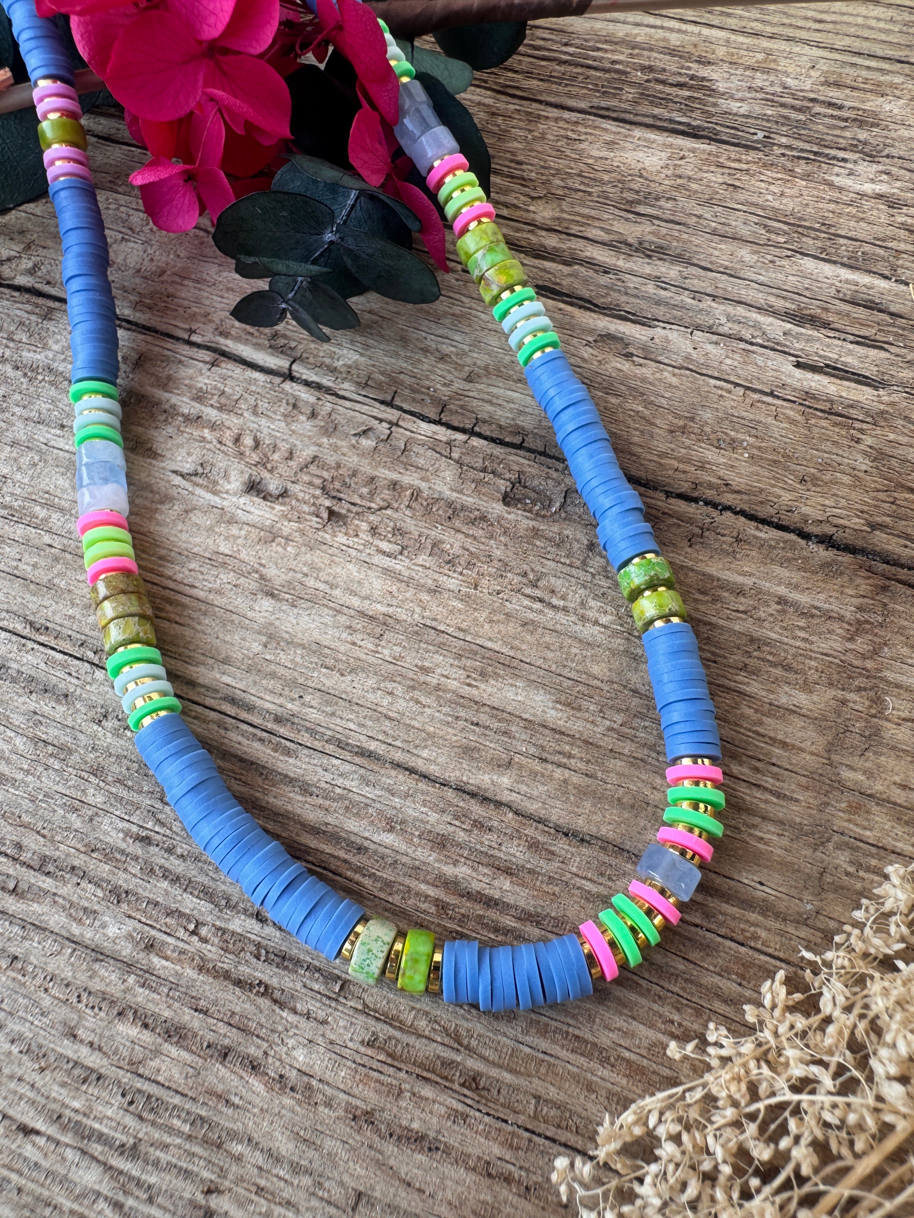 perles Heishi bleu pervenche et pierres naturelles vert fluo et rose fuchsia fait main