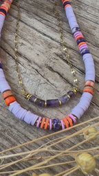 Détail collier Calvi perles Heishi lilas et pierres naturelles orange violet Maison Iconic