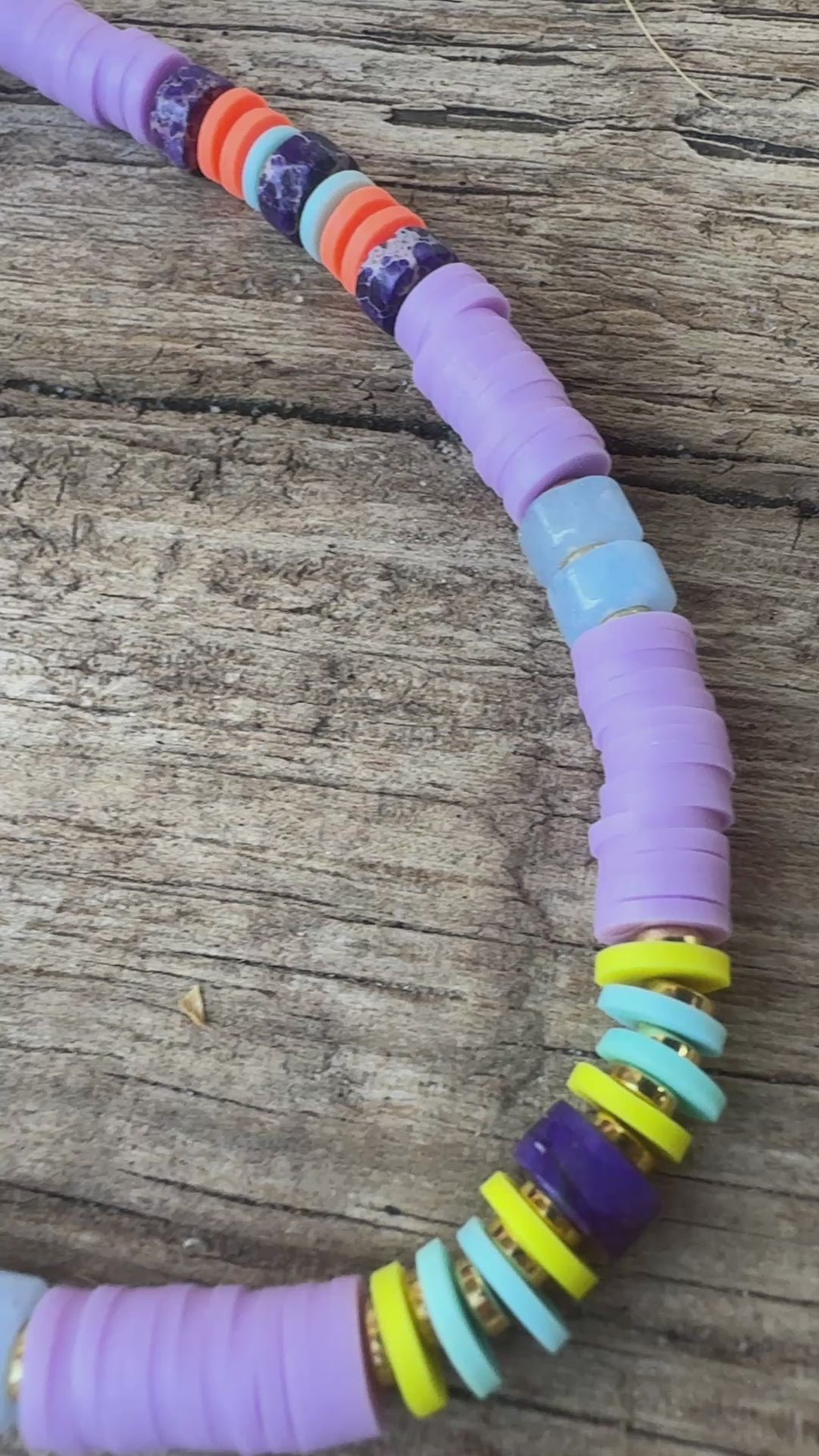 Détail perles Heishi et pierres naturelles collier Solano Maison Iconic